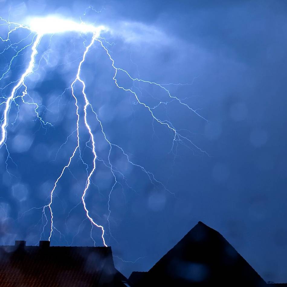 Mutmaßlicher Blitzeinschlag in Grevenbroich: Feuerwehr muss zu 17 Einsätzen innerhalb von zwei Stunden ausrücken