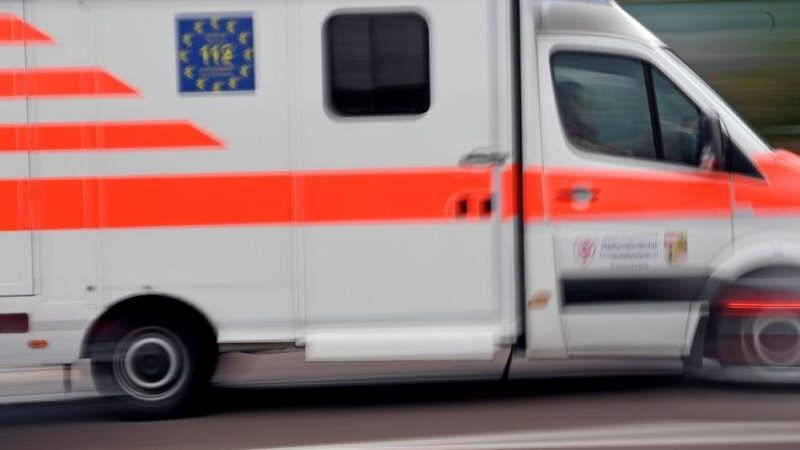 Rotlicht missachtet?: Schwerer Unfall an Ampelkreuzung in Bedburg-Hau