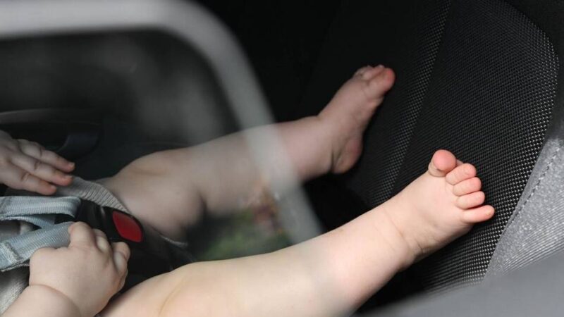 Hitze in Mönchengladbach: Schlüssel vergessen, Baby im Auto eingeschlossen – was zu tun ist