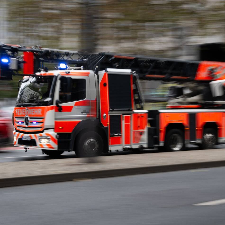 Feuerwehreinsatz: Brand in Remscheider Mehrfamilienhaus – eine Person schwer verletzt