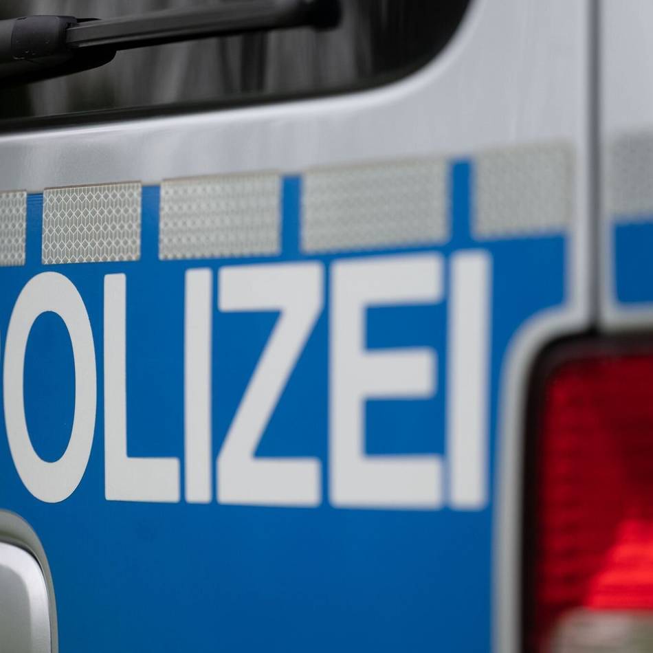 Polizei sucht Zeugen : Unbekannte brechen in Schermbeck Transporter auf und beschädigen Anhänger