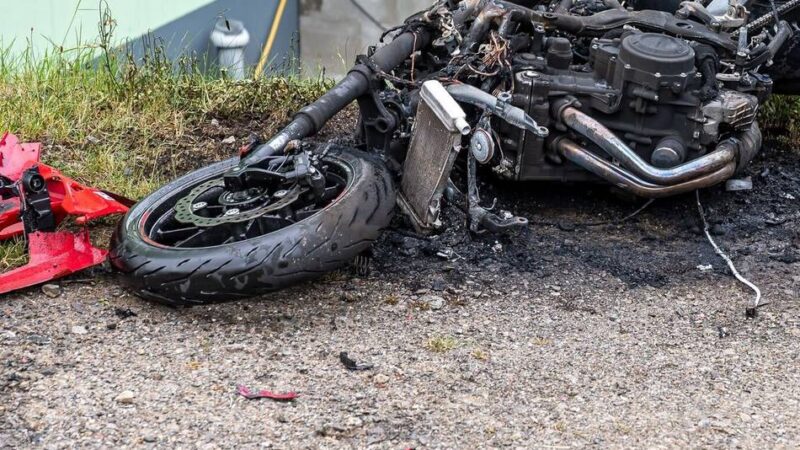 Zwischen Radevormwald und Halver: Motorradfahrer bei Unfall auf B 229 lebensgefährlich verletzt