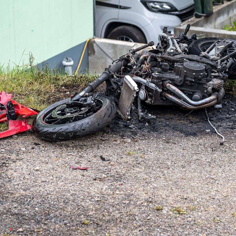 Zwischen Radevormwald und Halver: Motorradfahrer bei Unfall auf B 229 lebensgefährlich verletzt