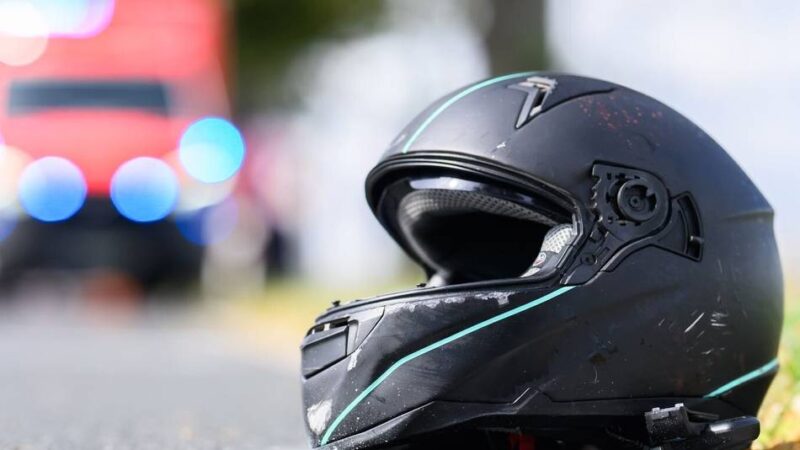 45-jährige Fahrschülerin in Dormagen: Motorradfahrerin stürzt – Auto erfasst ihren Arm
