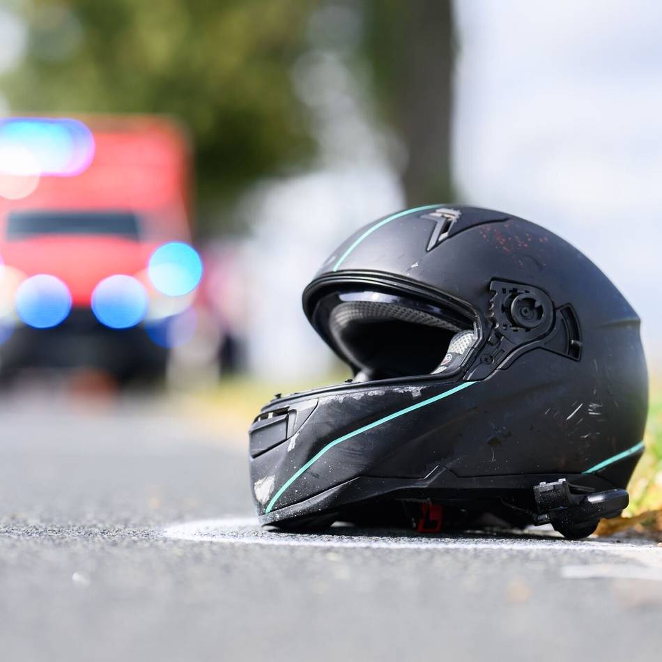 45-jährige Fahrschülerin in Dormagen: Motorradfahrerin stürzt – Auto erfasst ihren Arm