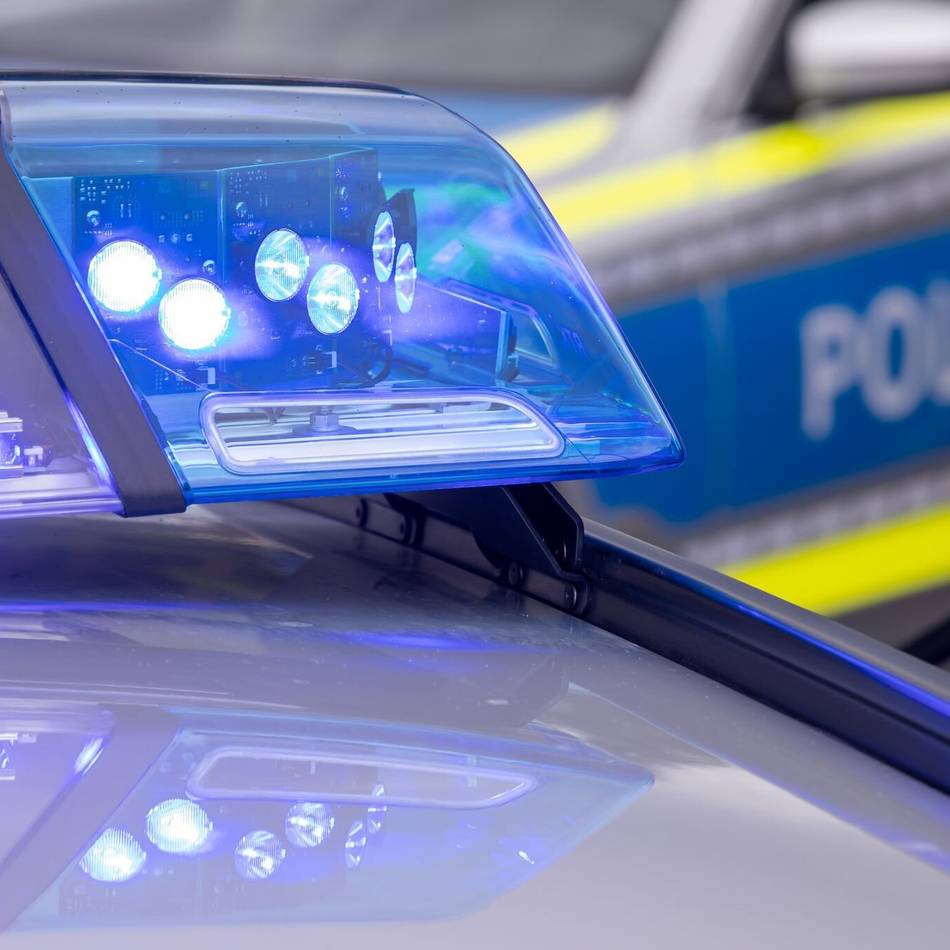 Unfall in Krefeld: Frau schneidet Bus, der baut einen Unfall