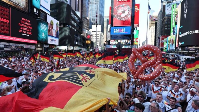 DFB-Fans stürmen den Times Square: „Das ist unglaublich, Gänsehaut von vorne bis hinten“