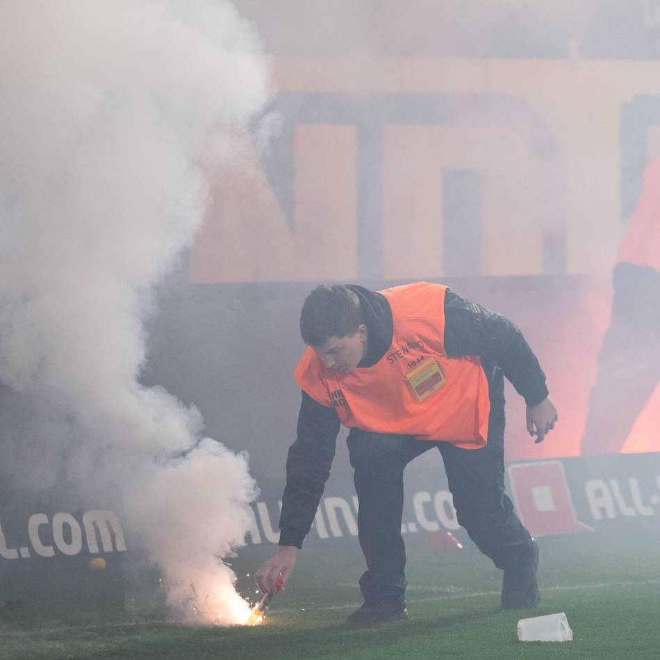 Vereine sollen handeln: Pyrotechnik, Gewalt, Chaos – Innenminister fordern Ende der Gewalt in Stadien