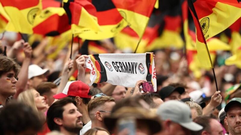Wasserzeichen beweist Fälschung: Jubelfoto für Hitler-KI-Bild missbraucht – deutscher Fan stellt Strafanzeige