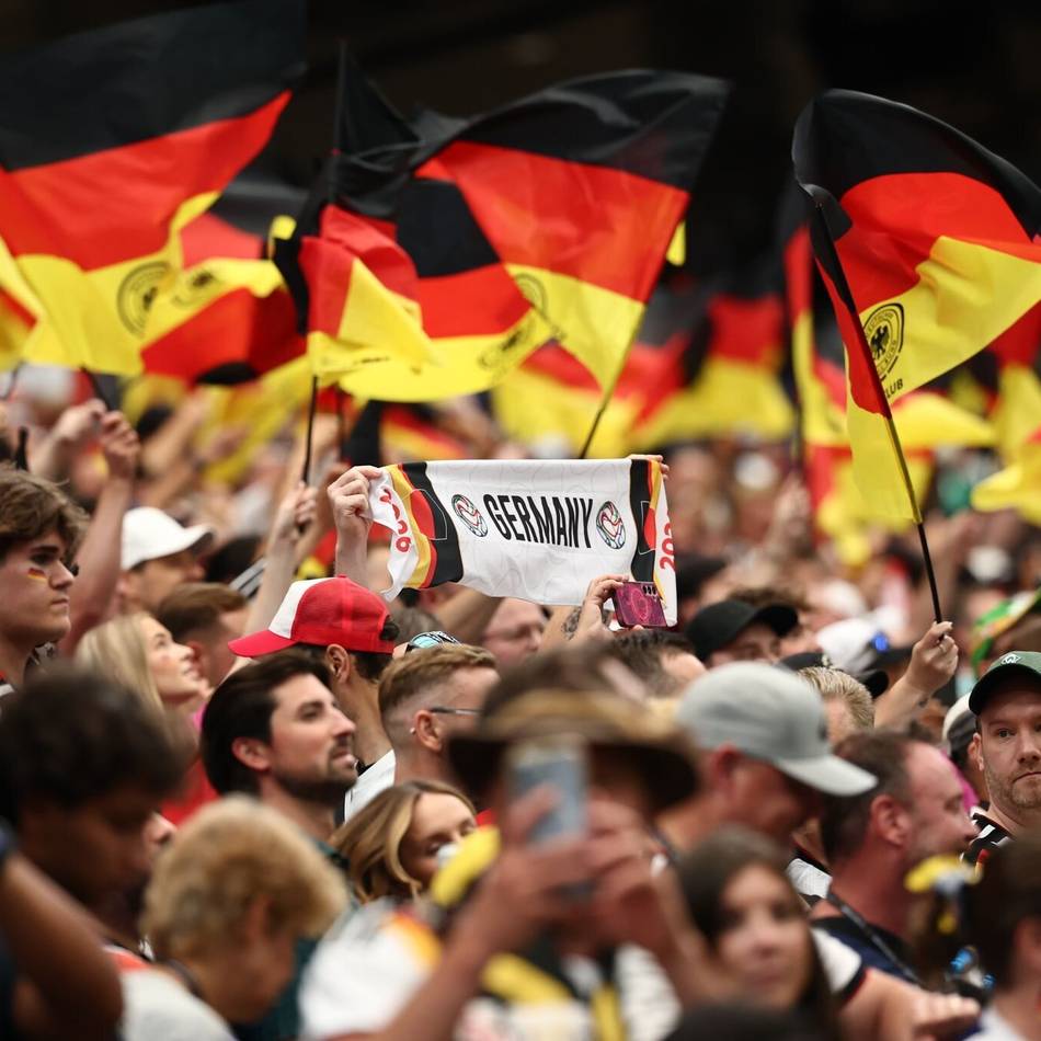 Wasserzeichen beweist Fälschung: Jubelfoto für Hitler-KI-Bild missbraucht – deutscher Fan stellt Strafanzeige