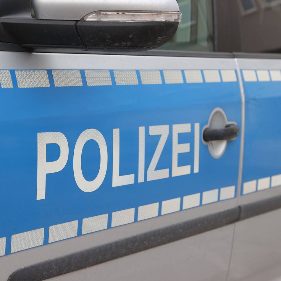 Polizei sucht Zeugen: Mann will Jugendliche in sein Auto locken