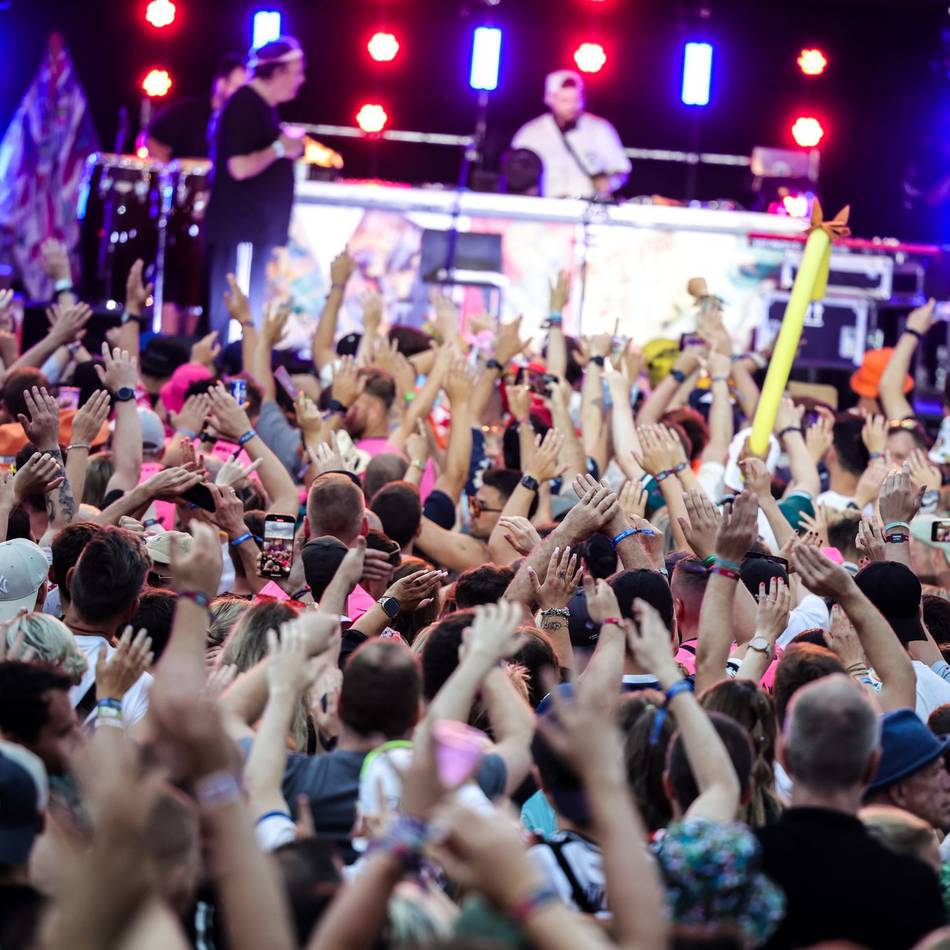 Festival übernimmt Lama-Patenschaft: Große Parookaville-Pfandspende an den Tierpark