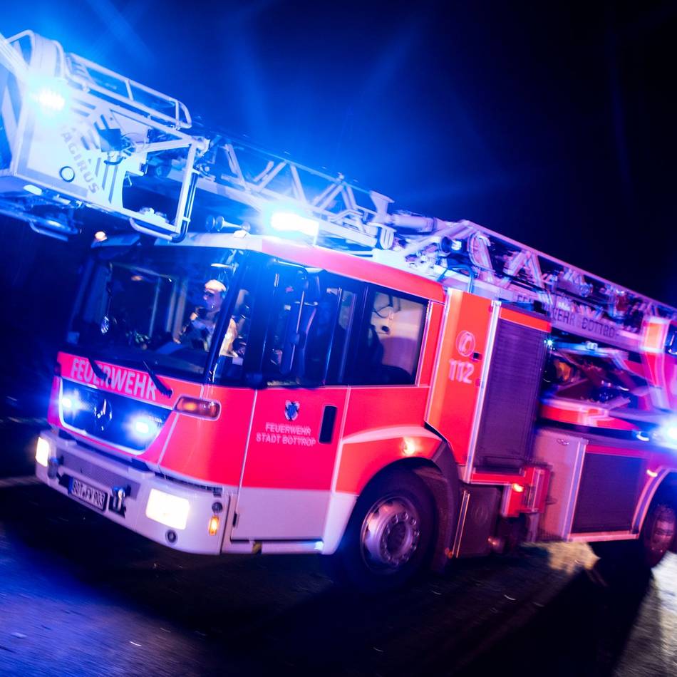 Brand in Mönchengladbach: Feuerwehr rettet Frau per Drehleiter aus brennender Wohnung
