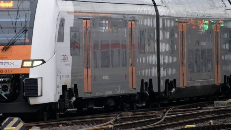 Unbefugte auf Gleisen: Bahnstrecke zwischen Leverkusen und Düsseldorf gesperrt