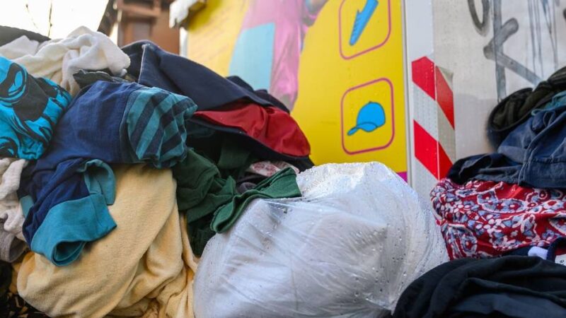 Standort in Moers:  Immer wieder wilder Müll – Enni zieht Altkleidercontainer an Franz-Haniel-Straße ab