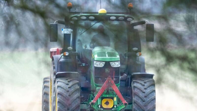 Unfall in Viersen: Traktor stürzt in Graben – Fahrer schwer verletzt