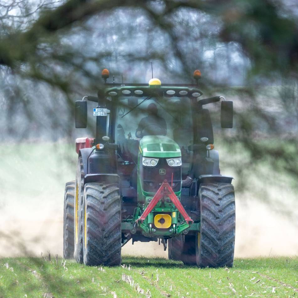 Unfall in Viersen: Traktor stürzt in Graben – Fahrer schwer verletzt