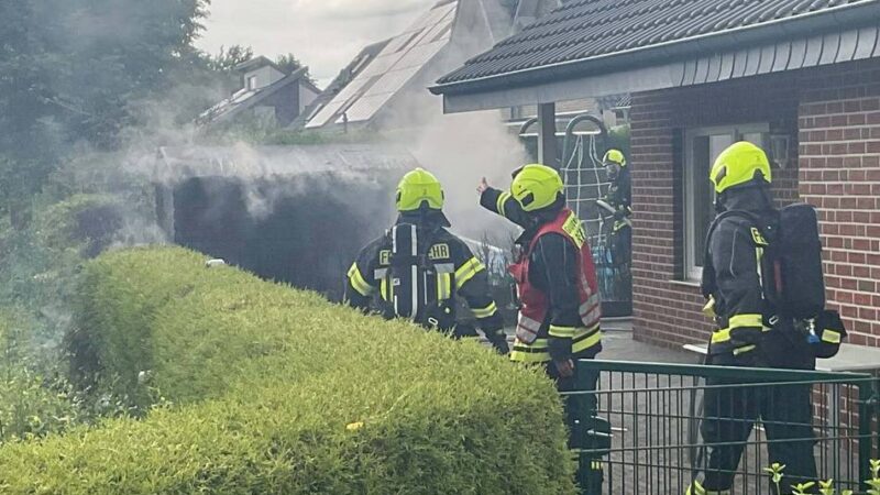 Feuerwehreinsatz in Rees-Haldern: Heckenbrand greift auf Gartenhütte über