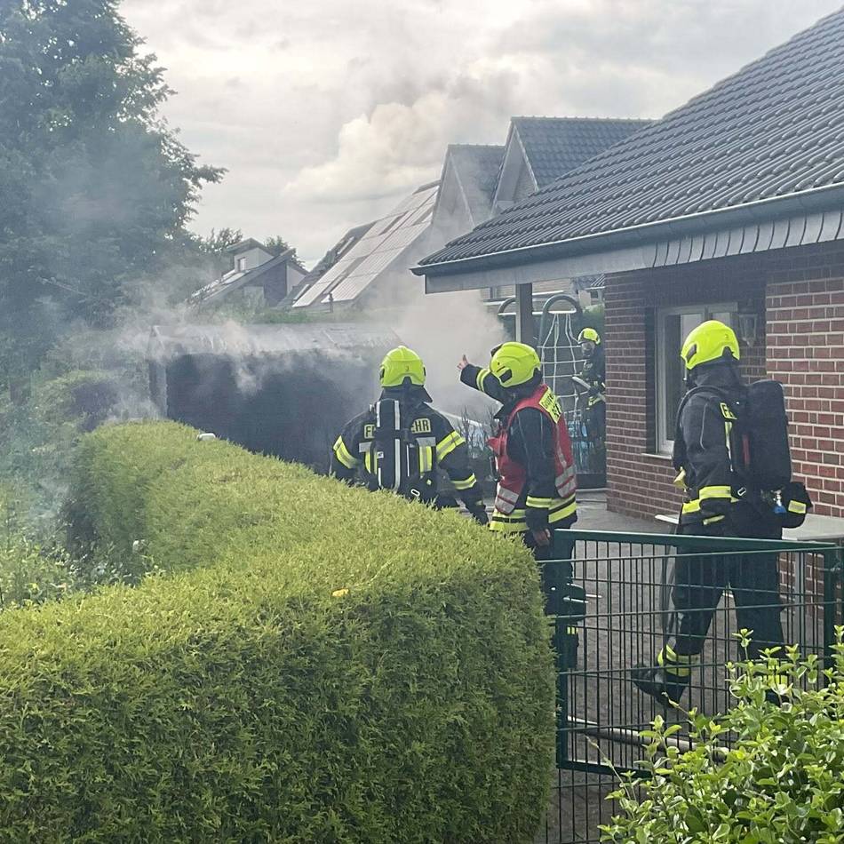 Feuerwehreinsatz in Rees-Haldern: Heckenbrand greift auf Gartenhütte über