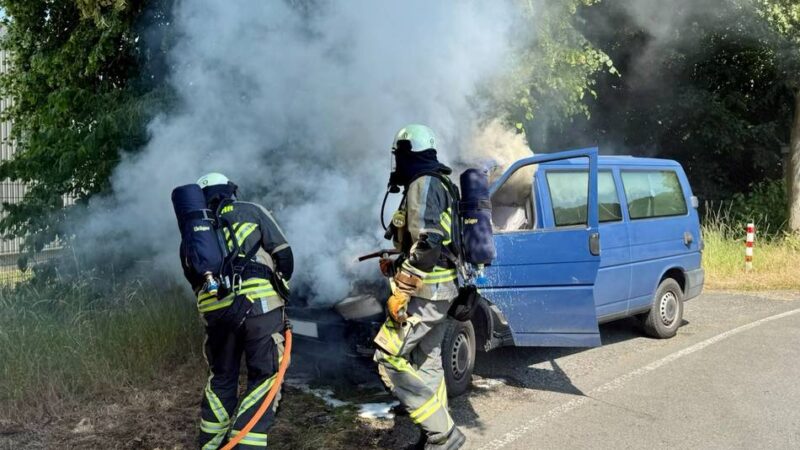 In Hünxe-Buchholtwelmen: Feuerwehr Hünxe löscht brennenden Kleinbus