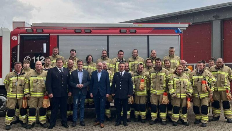 Ausrüstung für die Reeser Feuerwehr: Neues Outfit für Löschzug Haffen-Mehr