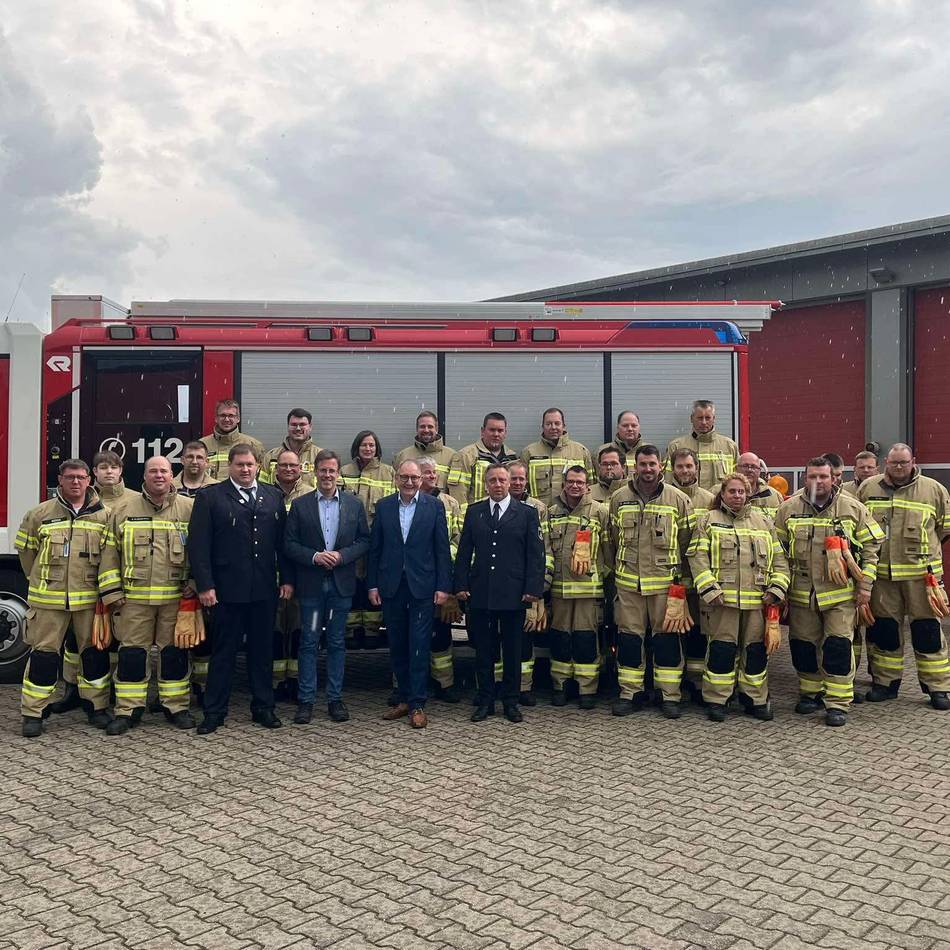 Ausrüstung für die Reeser Feuerwehr: Neues Outfit für Löschzug Haffen-Mehr