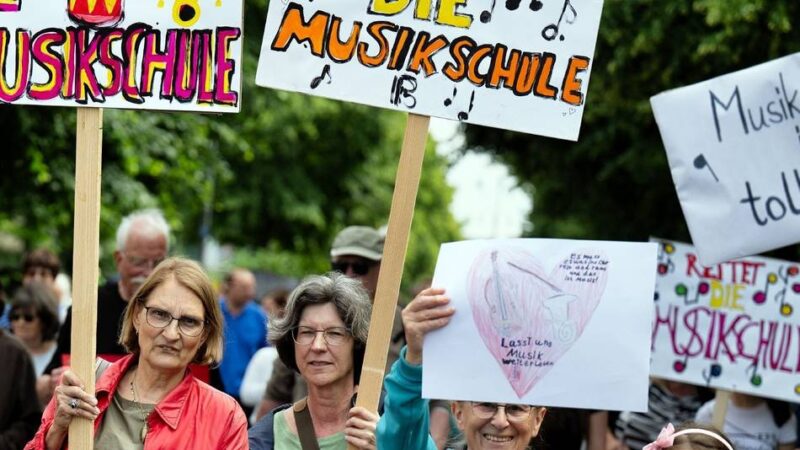 Kürzungen im Bildungsbereich: Leverkusener Eltern fordern Mitspracherecht bei Streichungen