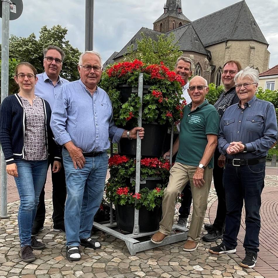 CDU löst Wahlversprechen ein: Blumensäulen sollen Gelderner Innenstadt verschönern