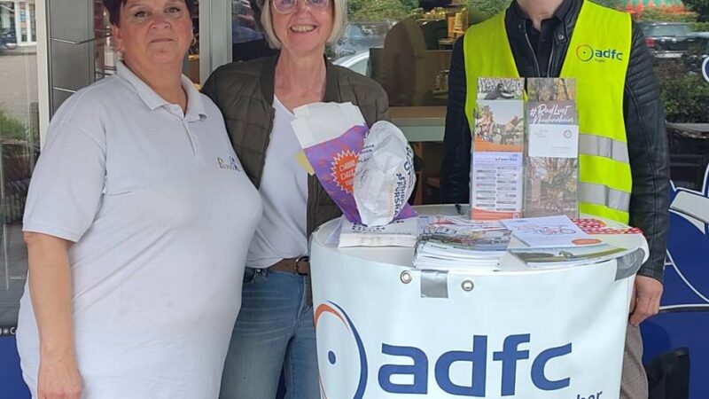 Gemeinsame Aktion des ADFC Kaarst und der Bäckerei Puppe: Gratis-Brötchen für Radfahrer und Fußgänger