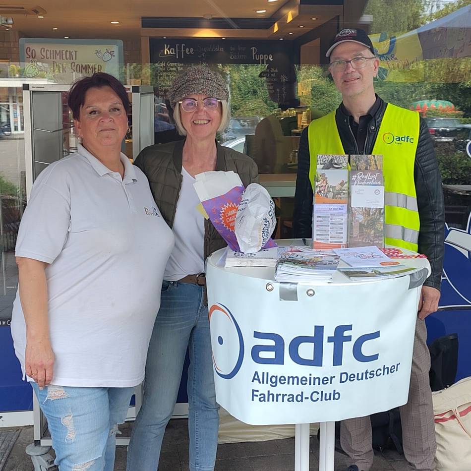 Gemeinsame Aktion des ADFC Kaarst und der Bäckerei Puppe: Gratis-Brötchen für Radfahrer und Fußgänger