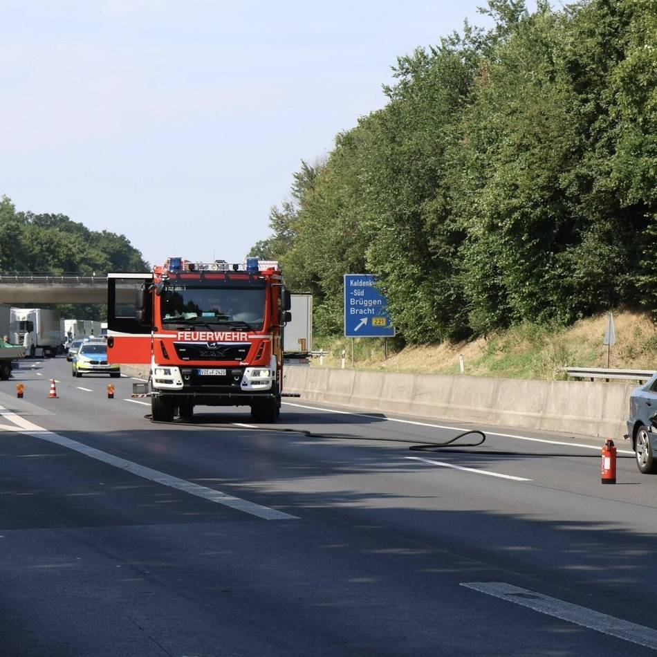 Autobahn bei Nettetal eine Stunde gesperrt: Doppelter Unfall auf A61 sorgt für Stau