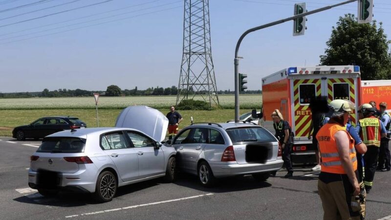 Kreuzung gesperrt: Eine Person bei Unfall in Anrath verletzt