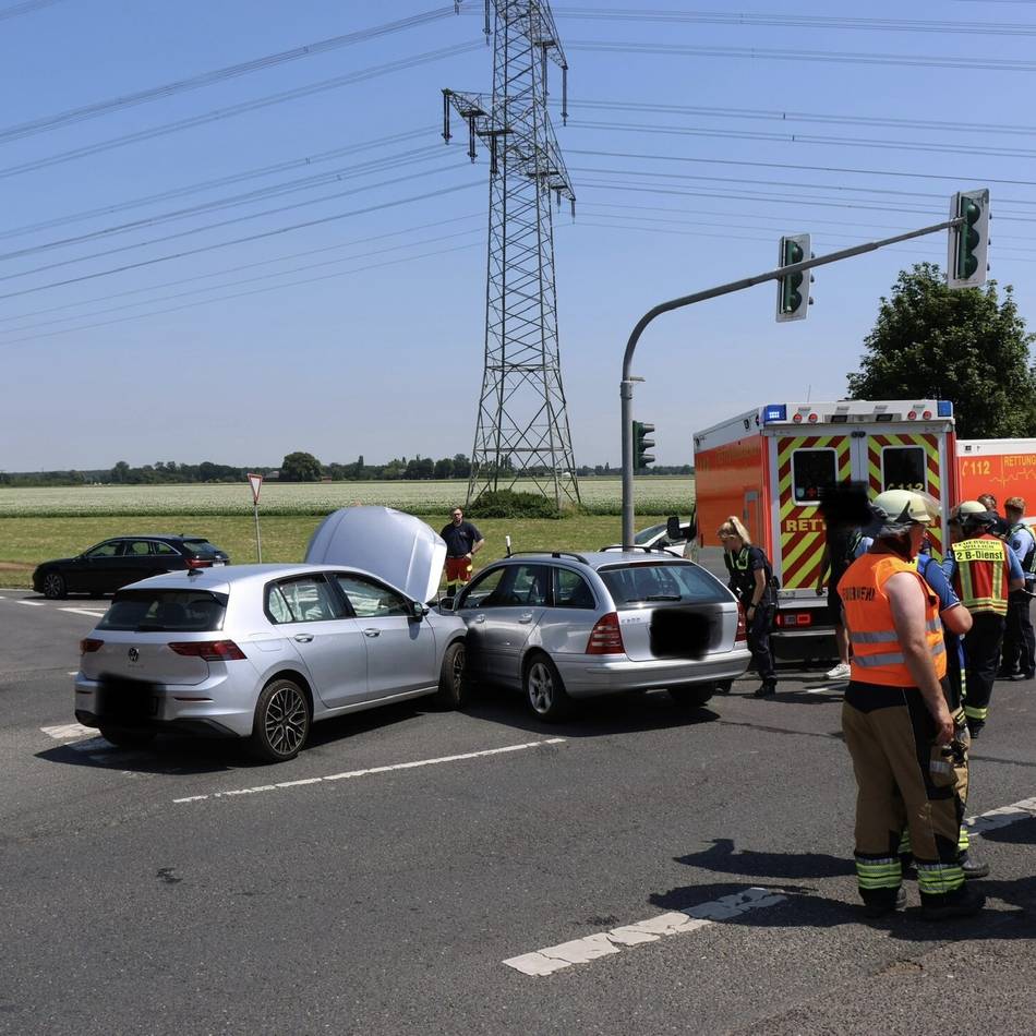 Kreuzung gesperrt: Eine Person bei Unfall in Anrath verletzt