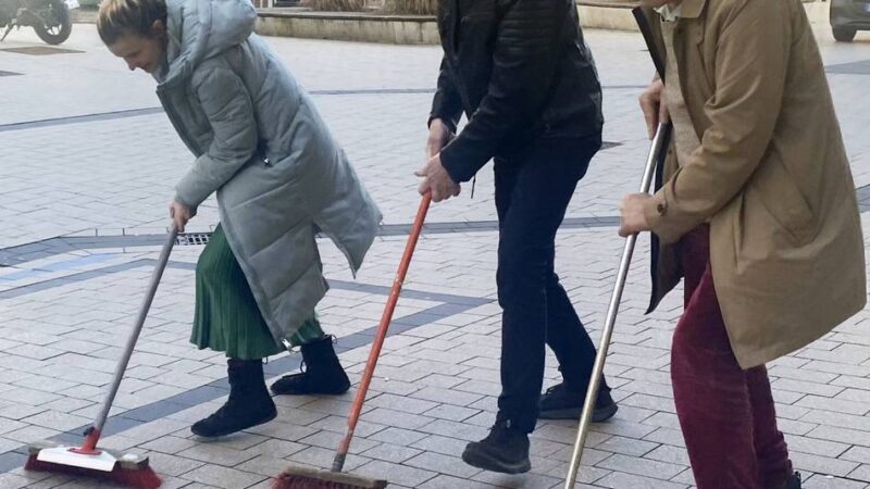 Kunst in Monheim: Duo zeigt Performance über Fürsorge im Alltag