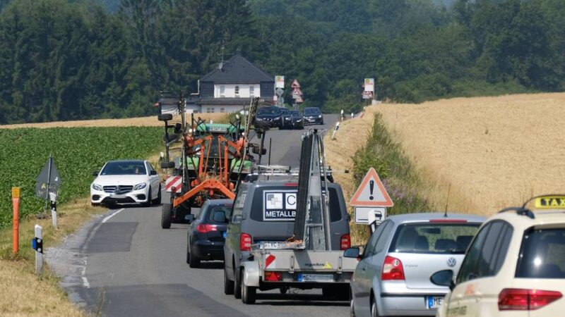 Unfall im Berufsverkehr auf der L239: BMW-Fahrer verletzt – L239 nach Crash voll gesperrt