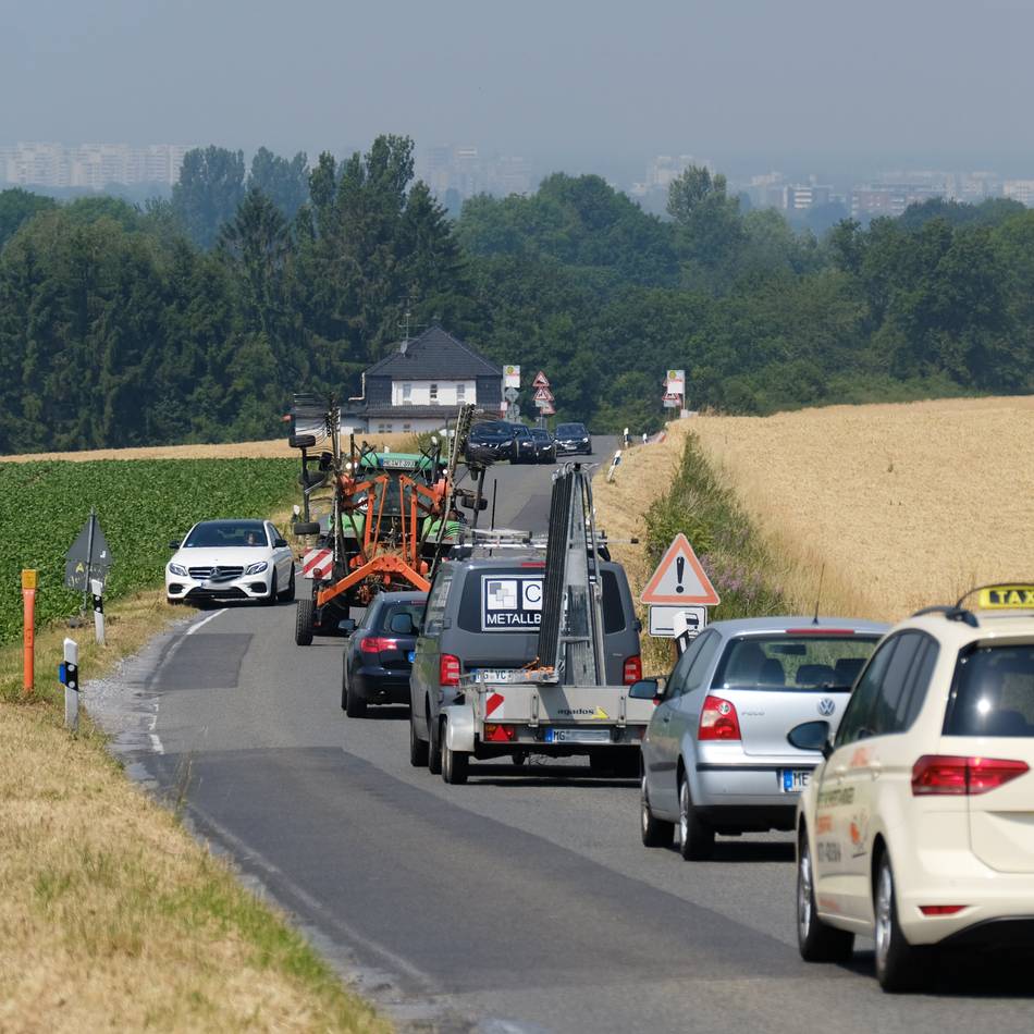 Unfall im Berufsverkehr auf der L239: BMW-Fahrer verletzt – L239 nach Crash voll gesperrt