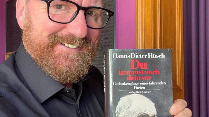 Lesung zu Hanns Dieter Hüsch in Grevenbroich: Hommage an das schwarze Schaf vom Niederrhein