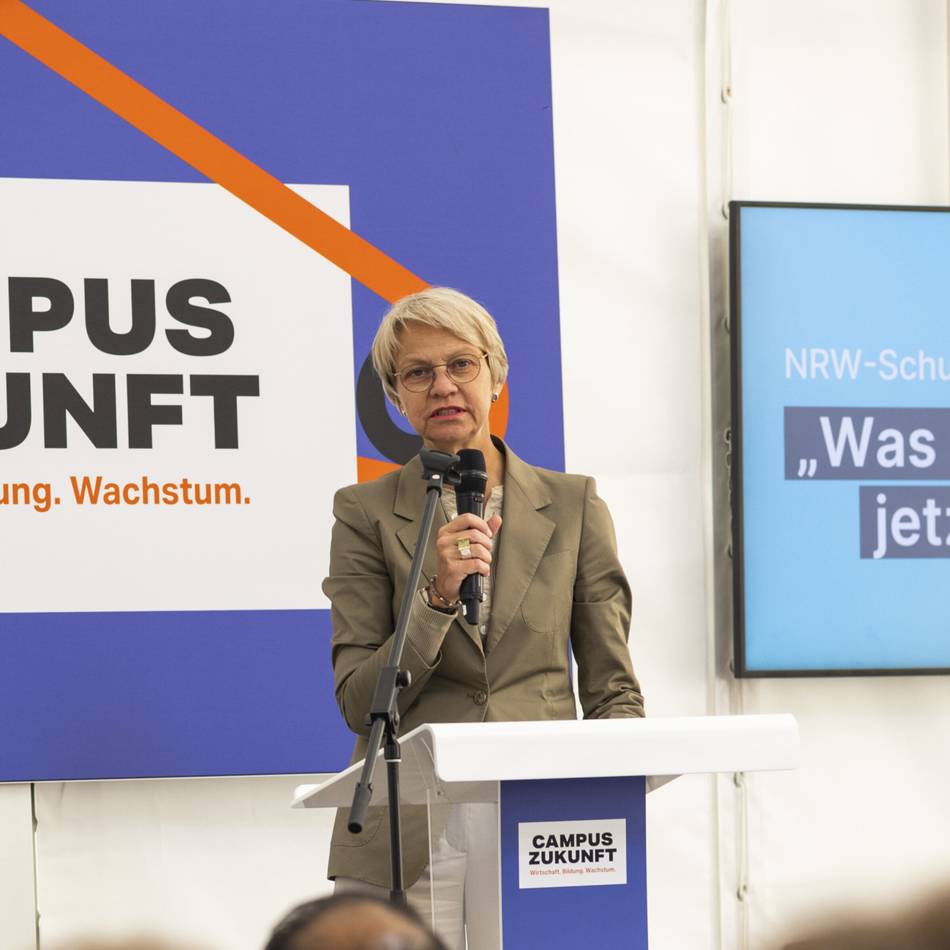Unbequeme Fragen für Schulministerin Feller in Neuss: „Warum werden Schüler so wenig beteiligt?“