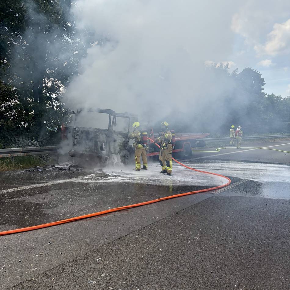 Feuerwehreinsatz auf A 52: Lkw-Feuer legt A 52 bei Ratingen lahm
