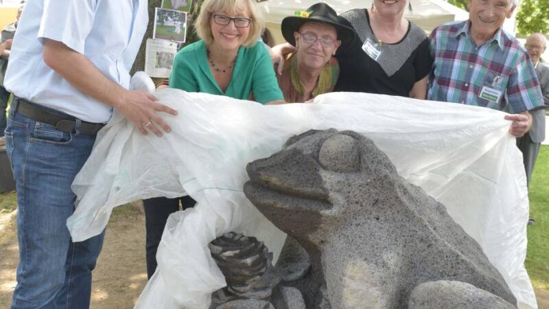 „Orki“ feiert Jubiläum: Frosch-Denkmal erinnert an Geschichte des Orkener Parks