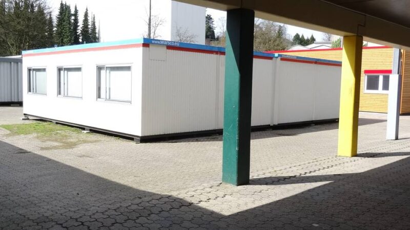 Platznot an Rheinberger Schule: Container fürs Gymnasium kommen auf den Hallenbad-Parkplatz