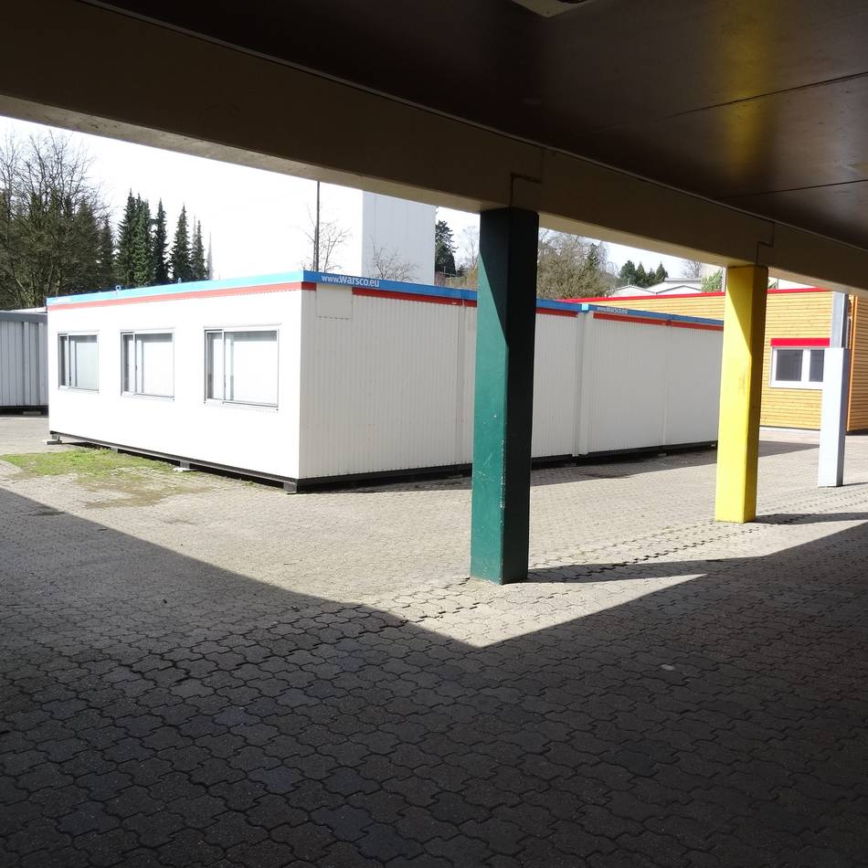 Platznot an Rheinberger Schule: Container fürs Gymnasium kommen auf den Hallenbad-Parkplatz
