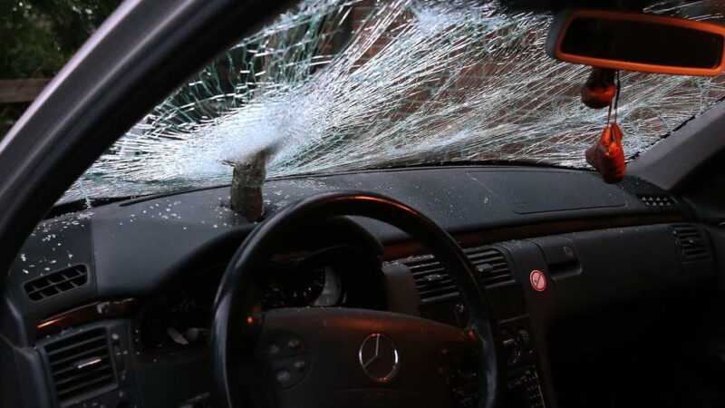 Schreck für Autofahrer in Kevelaer: Von der Brücke geworfene Wasserbombe zertrümmert Windschutzscheibe
