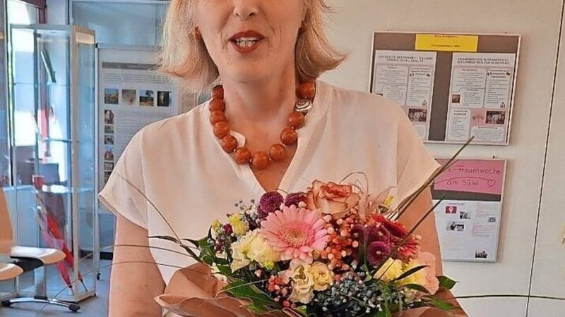 Der AOUF  beschäftigte sich auch mit dem Thema Kleingeräte-Elektroschrott: Blumen zum Abschied von Ulrike Eberle