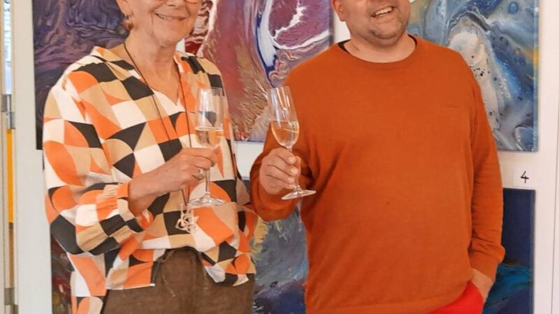 Abstrakte Bilder in einer außergewöhnlichen Technik von Veronika Dustal-Matic sind jetzt in einer Ausstellung zu sehen: Farbexplosionen im Rathaus-Foyer
