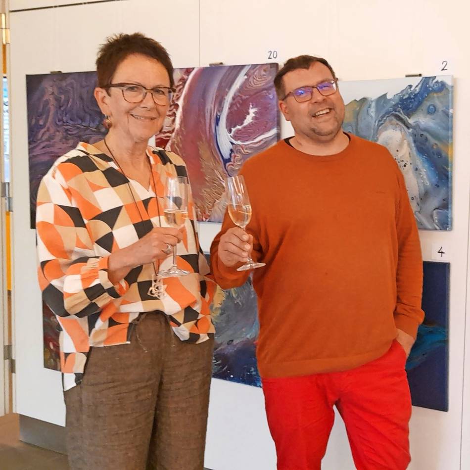 Abstrakte Bilder in einer außergewöhnlichen Technik von Veronika Dustal-Matic sind jetzt in einer Ausstellung zu sehen: Farbexplosionen im Rathaus-Foyer
