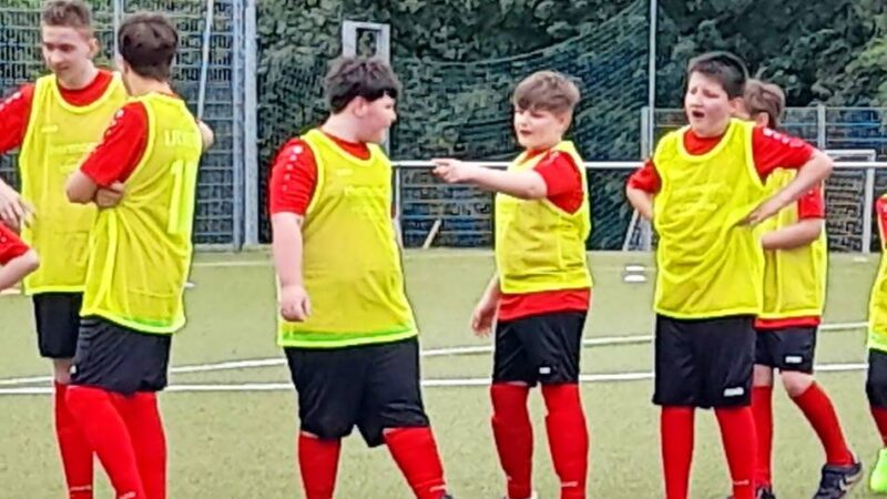 Tolle Veranstaltung beim 1. FC Wülfrath – auch die B-Mädchen waren mit Feuereifer dabei: Inklusionsteams kickten sich in die Herzen