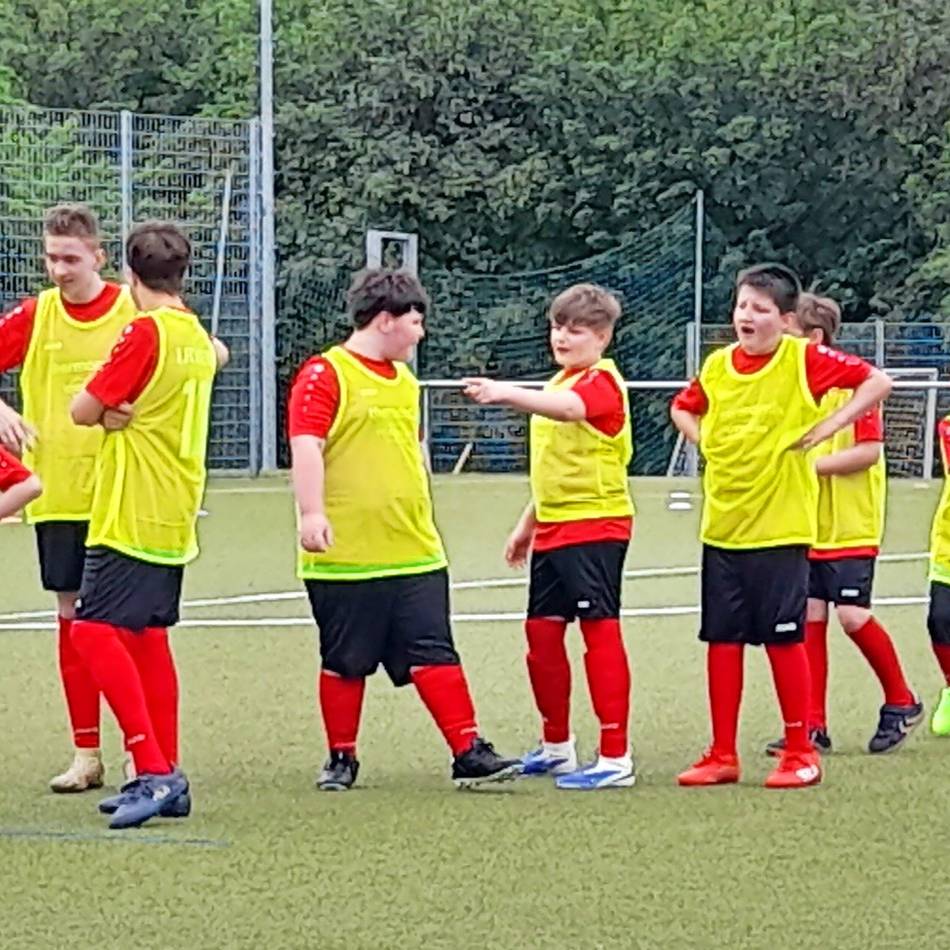 Tolle Veranstaltung beim 1. FC Wülfrath – auch die B-Mädchen waren mit Feuereifer dabei: Inklusionsteams kickten sich in die Herzen