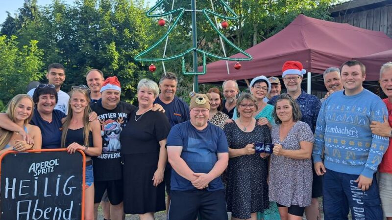Kuriose „Sommerparty“ in Hückeswagen: Herweger feiern „Weihnachten“ bei 30 Grad