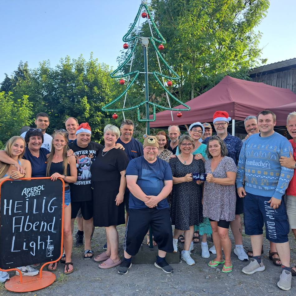 Kuriose „Sommerparty“ in Hückeswagen: Herweger feiern „Weihnachten“ bei 30 Grad